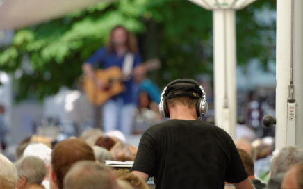 Singer-songwriter in concert